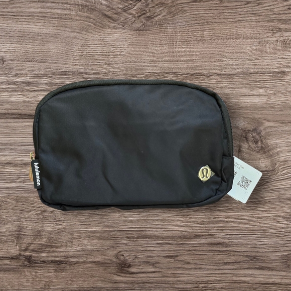 NWT Lululemon Everywhere Belt Bag 1L Black **Price Firm** - Picture 1 of 4